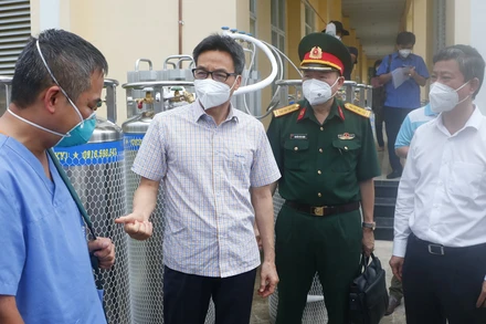 Phó Thủ tướng Vũ Đức Đam trao đổi thông tin với PGS - TS Nguyễn Lân Hiếu, Giám đốc Bệnh viện Đại học Y Hà Nội, Giám đốc Y tế Bệnh viện dã chiến Bình Dương.