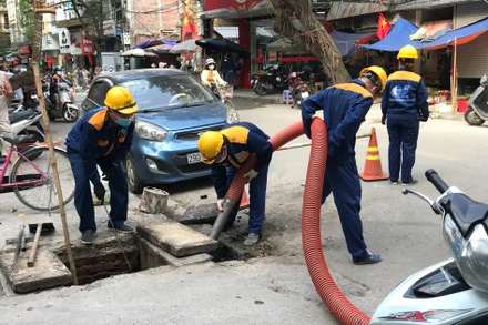 Công ty Thoát nước Hà Nội chủ động nạo vét hệ thống thoát nước. 