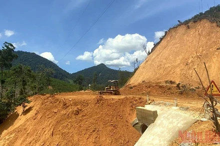 Khắc phục sạt lở núi tạm thời cho người dân qua lại.