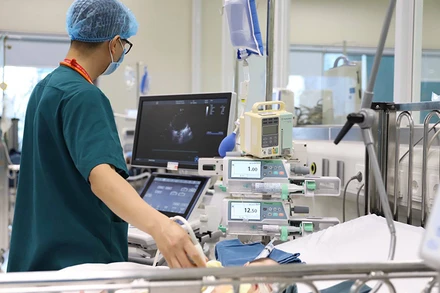 Bệnh nhi nhiễm khuẩn huyết do tụ cầu vàng được theo dõi sát sao. 