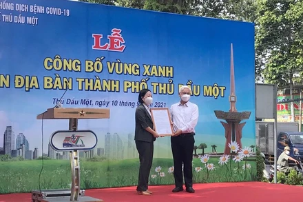 Bí thư Tỉnh ủy Bình Dương Nguyễn Văn Lợi trao Quyết định công bố “vùng xanh” trên địa bàn TP Thủ Dầu Một. 