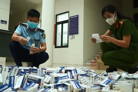 Thuốc điều trị Covid-19 chưa được kiểm định chất lượng bị cơ quan chức năng phát hiện và thu giữ.