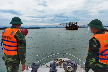 Bộ đội biên phòng Quảng Bình kêu gọi tàu thuyền vào khu neo đậu tránh trú bão.