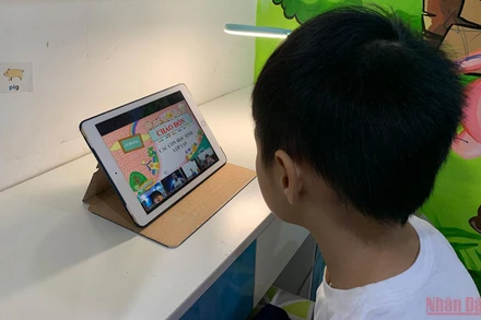 Bé học buổi học trực tuyến đầu tiên trong đời học sinh. (Ảnh: BÔNG MAI)