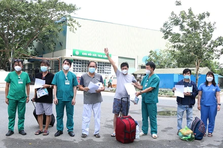 8 bệnh nhân được xuất viện hôm nay. (Ảnh: BVCC)