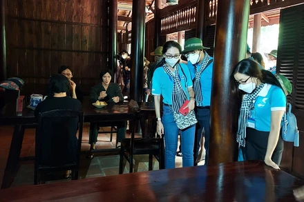 Du khách khám phá vùng đất Củ Chi trong chuyến về nguồn “Hành trình về vùng Đất Thép”. (Ảnh: THU NGUYỆT)