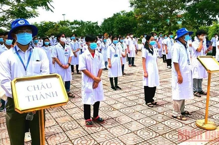 Sinh viên Trường Đại học Y dược Cần Thơ trước giờ lên đường.(Ảnh: THANH TÂM) 