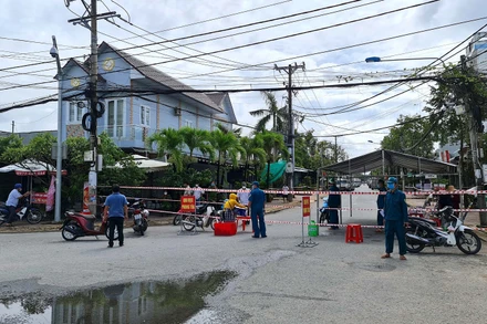 Bên trong khu vực tạm phong toả, xe tôm nằm chờ nhập hàng vào nhà máy chế biến của Tập đoàn thuỷ sản Minh Phú. (ảnh chụp sáng 7/9).