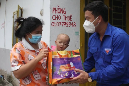 Tặng quà Trung thu cho thiếu nhi nghèo trên địa bàn huyện Bến Lức, tỉnh Long An.