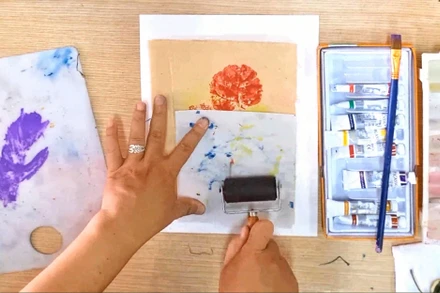 Hướng dẫn in tranh với chiếc lá. (Ảnh: Bảo tàng Mỹ thuật)