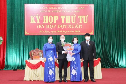 Thường trực HĐND tỉnh Bắc Kạn tặng hoa chúc mừng tân Chủ tịch UBND tỉnh Bắc Kạn Nguyễn Đăng Bình (thứ 2, từ trái sang).