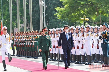 Bộ trưởng Quốc phòng Phan Văn Giang và Bộ trưởng Quốc phòng Nhật Bản Kishi Nobuo duyệt đội danh dự. (Ảnh: Thái Hưng)