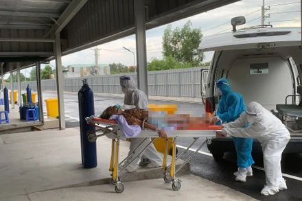 F0 tham gia hỗ trợ tại Bệnh viện dã chiến. (Ảnh: NT)