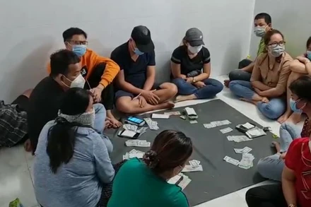 Các đối tượng bị tạm giữ cùng tang vật của vụ việc.