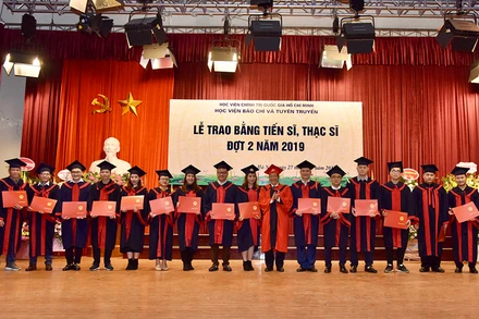 Lễ trao bằng tốt nghiệp thạc sĩ tại Học viện Báo chí và Tuyên truyền. Ảnh: Đăng Anh