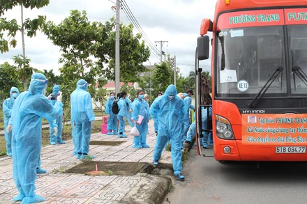 Vĩnh Long tổ chức đón công nhân từ TP Hồ Chí Minh về tỉnh Vĩnh Long đợt đầu tiên. (Ảnh: Bá Dũng)