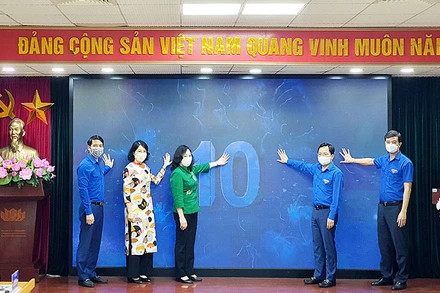 Phát động chương trình “Cùng em học trực tuyến”.