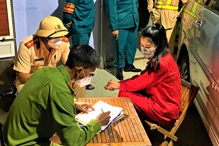 Tổ công tác Công an huyện Krông Búk phát hiện chiếc xe vi phạm và tiến hành lập biên bản vụ việc. (Ảnh: Công an huyện Krông Búk)