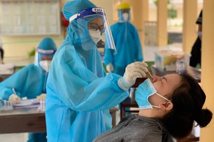 Lấy mẫu xét nghiệm Covid-19 cho người dân ở phường Lê Bình, quận Cái Răng, TP Cần Thơ. (Ảnh: Thanh Tâm)