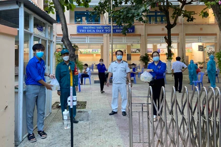 Hỗ trợ suất ăn từ “Bếp 0 đồng” của Đoàn phường Bình Hiên.