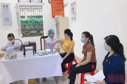 Nhóm đối tượng cán bộ quản lý tại các trường học trên địa bàn xã Tân Phong (Vũ Thư, tỉnh Thái Bình) được tiêm vaccine phòng Covid-19.