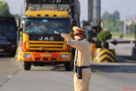 Ảnh tư liệu: Lực lượng chức năng Hà Nội làm việc tại chốt kiểm soát dịch đặt tại Trạm thu phí cao tốc Pháp Vân - Cầu Giẽ, ngày 14/7/2021. (Ảnh: HÀ NAM)