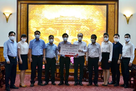 SeABank và Tập đoàn BRG ủng hộ Thừa Thiên - Huế thiết bị y tế.