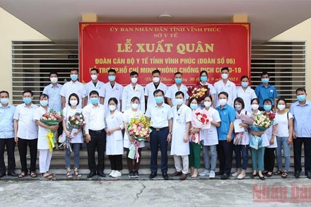  Lãnh đạo Sở Y tế tiễn đoàn công tác. (Ảnh: Dương Chung)