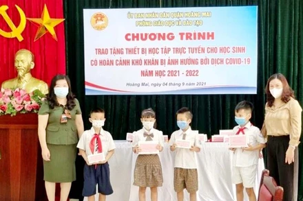 Phòng Giáo dục quận Hoàng Mai, Hà Nội trao thiết bị học tập trực tuyến cho học sinh bước vào năm học 2021-2022.