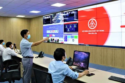 Phó Giám đốc Sở Thông tin và Truyền thông tỉnh Đắk Lắk Trần Văn Hiền kiểm tra vận hành hệ thống các dịch vụ đô thị thông minh tỉnh Đắk Lắk.