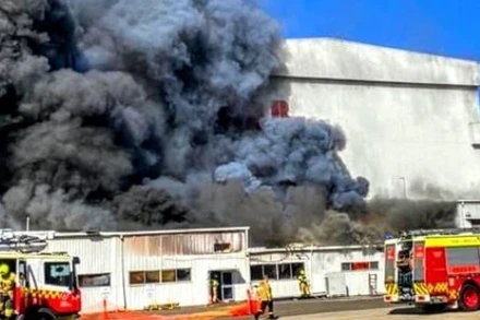 Lực lượng cứu hỏa nỗ lực dập tắt đám cháy. (Ảnh: dailytelegraph.com.au)