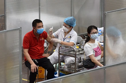 Tiêm vắc-xin phòng Covid-19 cho người dân Thủ đô Hà Nội. Ảnh: TRẦN HẢI