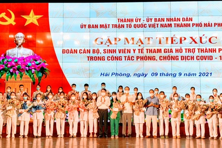 Lãnh đạo thành phố Hải Phòng gặp mặt, động viên đoàn các bộ y tế lên đường hỗ trợ Hà Nội chống dịch.