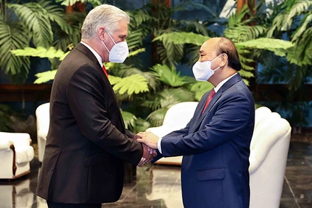 Bí thư thứ nhất Ban Chấp hành Trung ương Đảng Cộng sản Cuba, Chủ tịch nước Cộng hòa Cuba Miguel Díaz-Canel đón Chủ tịch nước Nguyễn Xuân Phúc. (Ảnh: Thống Nhất/TTXVN)