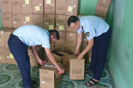 Lực lượng chức năng tỉnh Hưng Yên kiểm tra và tạm giữ 3.000 thiết bị đo nồng độ oxy và nhịp tim không rõ nguồn gốc xuất xứ. Ảnh: Tổng cục Quản lý thị trường