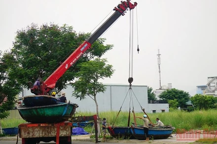 Sử dụng phương tiện cơ giới giúp ngư dân đưa tàu thuyền lên bờ an toàn.