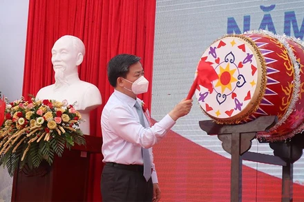 Bí thư Tỉnh ủy Bến Tre Lê Đức Thọ đánh trống khai giảng năm học mới.