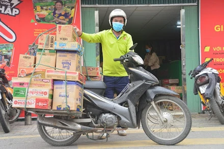 Đội ngũ shipper giúp các doanh nghiệp cung ứng hàng hoá thiết yếu tới người tiêu dùng. 