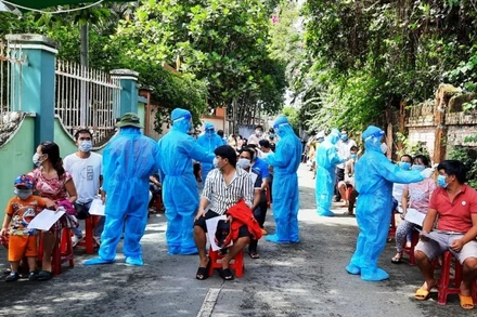 Chuẩn bị tiêm vaccine cho người dân.