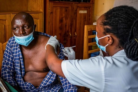 Tiêm ngừa Covid-19 tại Bệnh viện Masaka ở Kigali, Rwanda, ngày 5/3/2021. (Ảnh: Reuters)