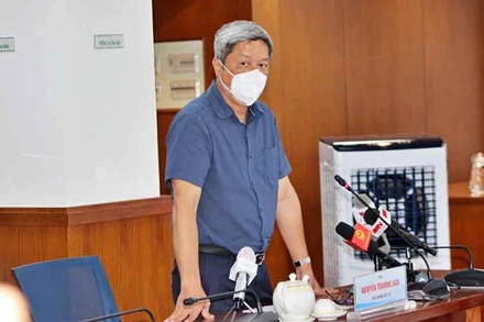 Thứ trưởng Y tế Nguyễn Trường Sơn trả lời câu hỏi của phóng viên tại buổi họp báo.