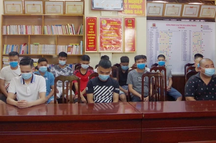 Các đối tượng bị tạm giữ để điều tra xử lý.