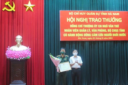 Đồng chí Trần Xuân Dưỡng, Phó Chủ tịch UBND tỉnh trao Bằng khen cho Thượng úy Ngô Văn Thứ.