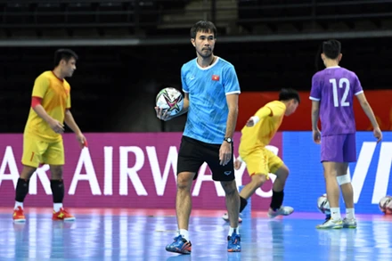 HLV Phạm Minh Giang cùng các học trò trên sân Kaunas. (Ảnh: VFF)