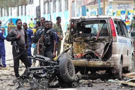 Lực lượng an ninh gác tại hiện trường vụ đánh bom liều chết ở Mogadishu, Somalia ngày 25/9. (Ảnh: AFP/TTXVN)