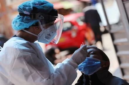 Lấy mẫu xét nghiệm Covid-19 tại Bogota, Colombia, tháng 12/2020. (Ảnh: Reuters)