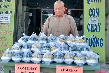 Anh Vũ Quốc Cường đã cùng gia đình và bạn bè hỗ trợ tuyến đầu chống dịch từ khi dịch bệnh bùng phát. (Nguồn: VGP)