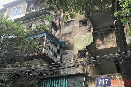 Chung cư cũ tại quận Hoàn Kiếm, Hà Nội. (Ảnh: HOÀNG SƠN).