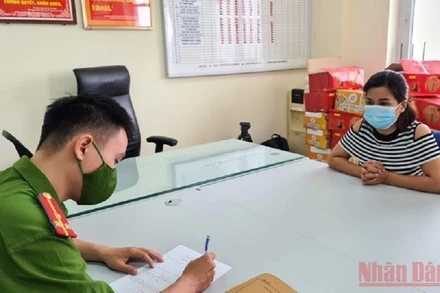 Đối tượng Nguyễn Thị Thu Hồng tại cơ quan điều tra. (Ảnh: LÊ TÚ).