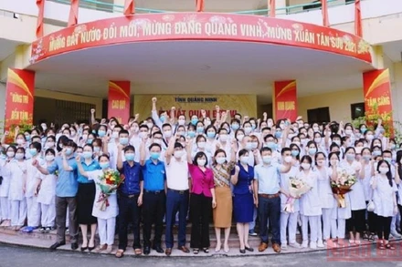 Đoàn cán bộ, nhân viên y tế Quảng Ninh lên đường tham gia chống dịch tại Hà Nội.